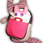 “Baby Sock Monkey” que viaja con el mono de calcetín de Stacy