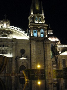 un edificio y parte de su reflejo