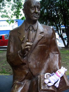 Este hombre es muy interesando.