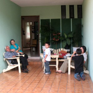 La familia en el patio al frente de la casa