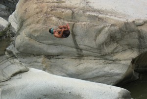 Un hombre que salta en el laguito 