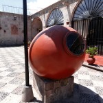 Un barril con un mundito adentro