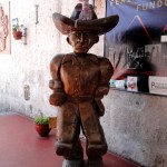 Mono y... no me recuerdo --- un hombre de una region muy famosa